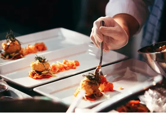 Chef cuisinier préparant un plat gastronomique